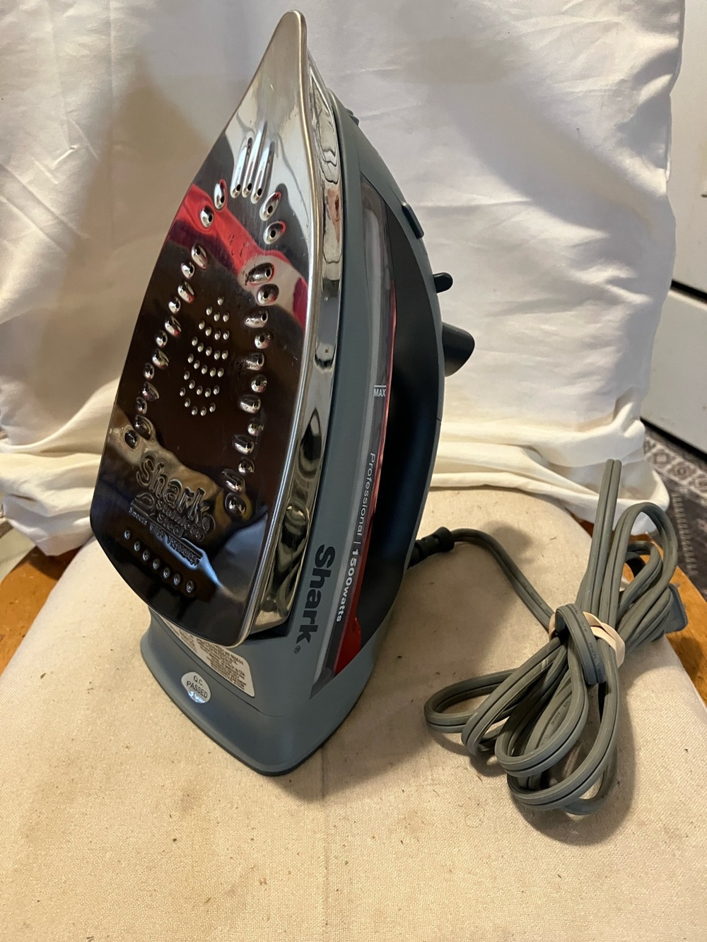 Like new ( probably used once !) Shark Professional Steam Iron. In perfect